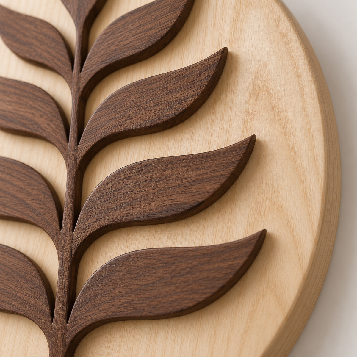 Rond houten wandpaneel met bladmotief