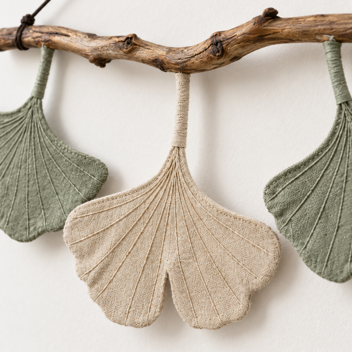 Stoffen ginkgo wandhanger met drie bladeren