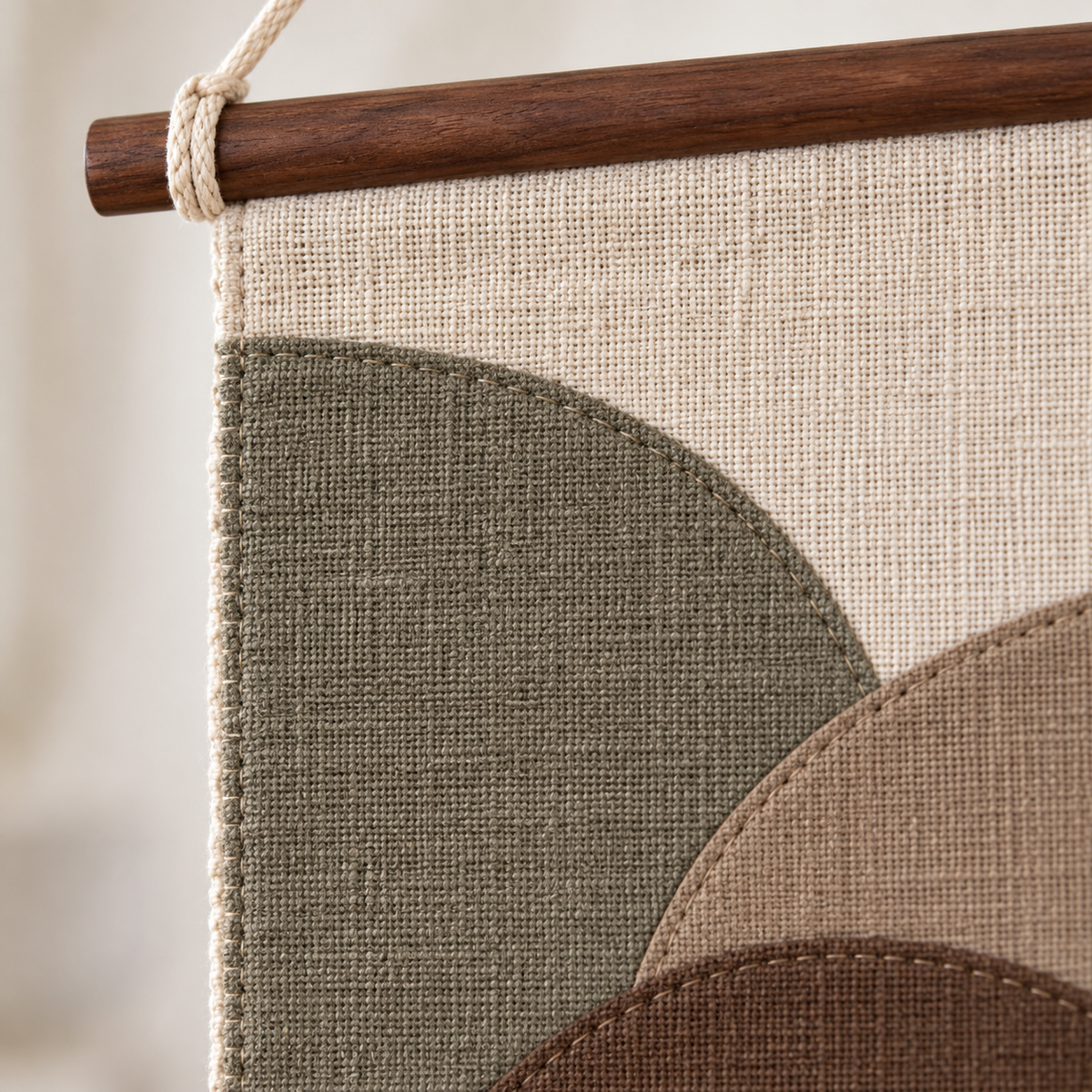 Stoffen wandhanger met gelaagde bogen